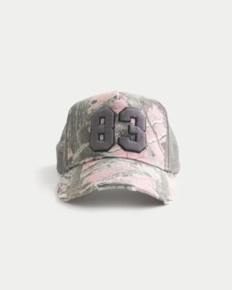 Boné trucker com estampa camuflada rosa