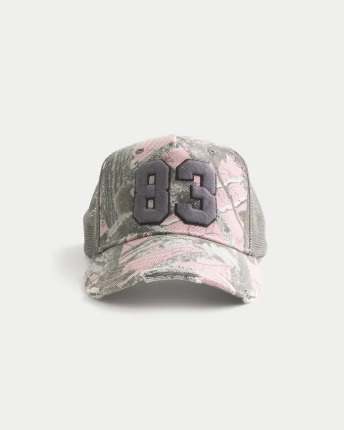 Boné trucker com estampa camuflada rosa