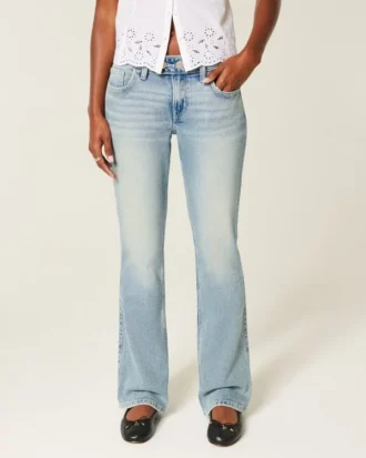 Calças de ganga bootcut com cintura baixa, lavagem média e bordado de borboleta