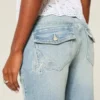 Calças de ganga bootcut com cintura baixa, lavagem média e bordado de borboleta