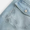 Calças de ganga bootcut com cintura baixa, lavagem média e bordado de borboleta