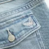 Calças de ganga bootcut com cintura baixa, lavagem média e bordado de borboleta