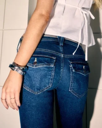 Calças de ganga bootcut de cintura baixa e lavagem escura