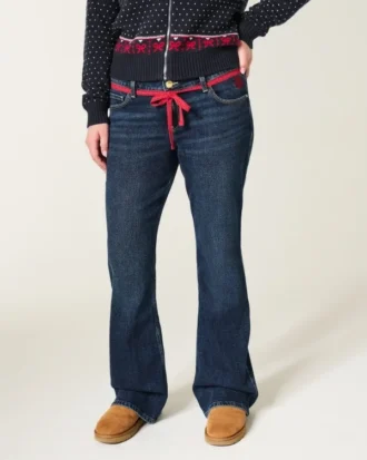 Calças de ganga bootcut de cintura baixa, lavagem escura e cordão vermelho na cintura