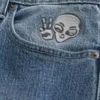 Calças de ganga largas com estampado Alien, lavagem média