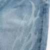 Calças de ganga largas com estampado de chamas e lavagem média