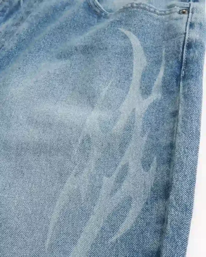 Calças de ganga largas com estampado de chamas e lavagem média