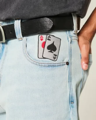 Calças de ganga largas com padrão de cartas de jogar em lavagem clara