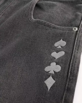 Calças de ganga largas com padrão de cartas de jogar pretas lavadas e gráfico de joker