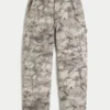 Calças de ganga largas estilo skater com padrão camuflado