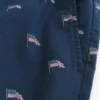 Calções com padrão da bandeira americana até ao meio da coxa