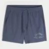Calções desportivos com estampado até meio da coxa