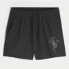 Calções desportivos com estampado até meio da coxa