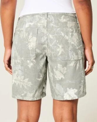 Calções largos camuflados de cintura baixa