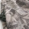 Calções largos de malha felpuda com padrão camuflado até meio da coxa