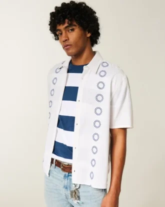 Camisa bordada de manga curta e corte quadrado