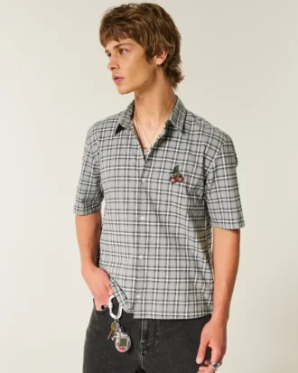 Camisa curta com mangas curtas e estampa de cerejas