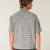Camisa curta com mangas curtas e estampa de cerejas