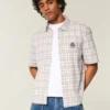 Camisa curta com mangas curtas e estampa de cogumelo