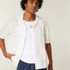 Camisa curta com mangas curtas e padrão texturado