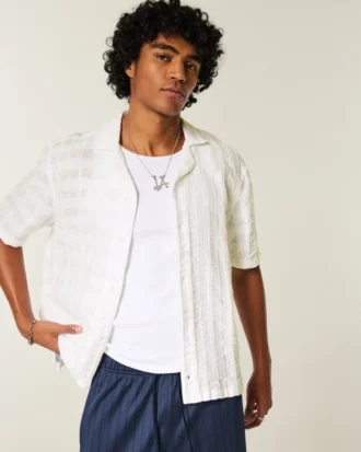 Camisa curta com mangas curtas e padrão texturado