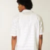 Camisa curta com mangas curtas e padrão texturado