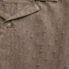 Camisa curta com mangas curtas e padrão texturado