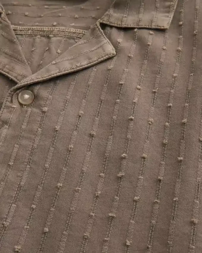 Camisa curta com mangas curtas e padrão texturado
