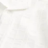 Camisa curta com mangas curtas e padrão texturado