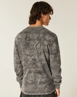 Camisa de manga comprida com estampa camuflada e corte descontraído