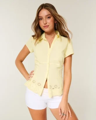 Camisa de manga curta bordada em popeline elástico