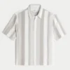 Camisa de manga curta com riscas texturadas