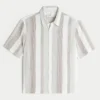 Camisa de manga curta com riscas texturadas