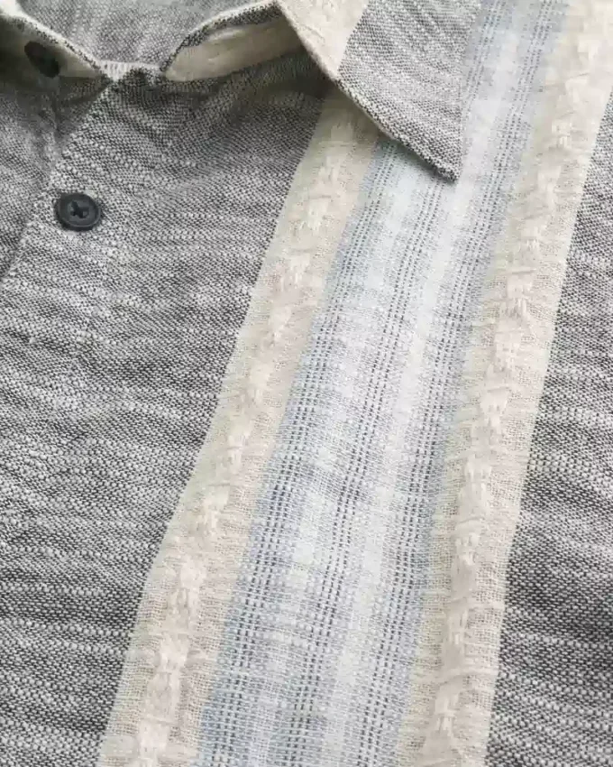 Camisa de manga curta com riscas texturadas