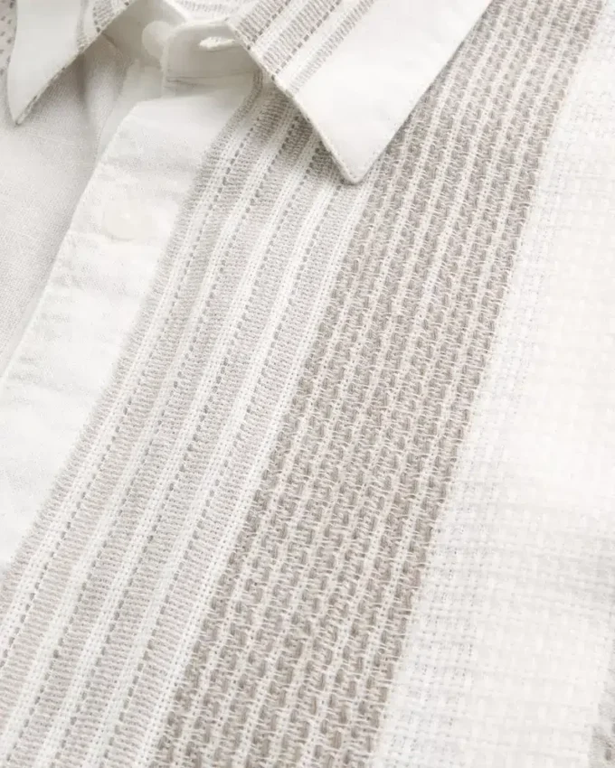 Camisa de manga curta com riscas texturadas