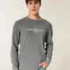 Camisa térmica com estampa de rosa e asas de anjo