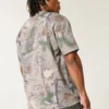 Camiseta boxy pesada com estampa camuflada