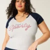 Camiseta com decote em V fácil de usar, com estampa Sweet ‘n Sporty