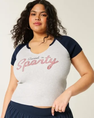Camiseta com decote em V fácil de usar, com estampa Sweet ‘n Sporty