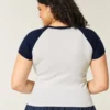 Camiseta com decote em V fácil de usar, com estampa Sweet ‘n Sporty
