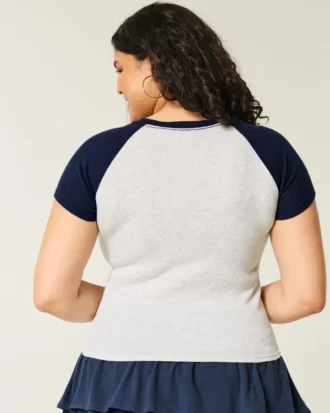 Camiseta com decote em V fácil de usar, com estampa Sweet ‘n Sporty