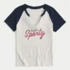 Camiseta com decote em V fácil de usar, com estampa Sweet ‘n Sporty