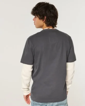 Camiseta com logotipo gráfico em camadas e mangas compridas