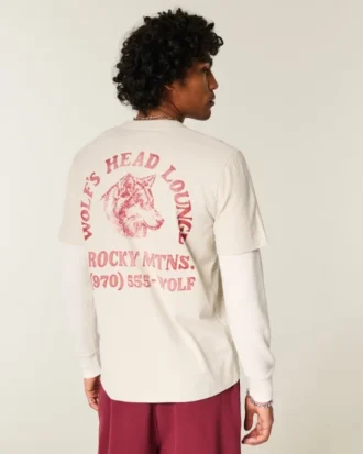 Camiseta gráfica com estampa de cabeça de lobo e mangas compridas em camadas