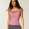 Camisola com acabamento em renda Camisola com acabamento em renda
