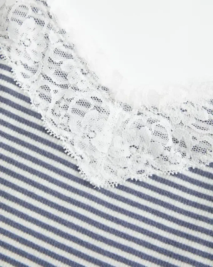 Camisola com acabamento em renda