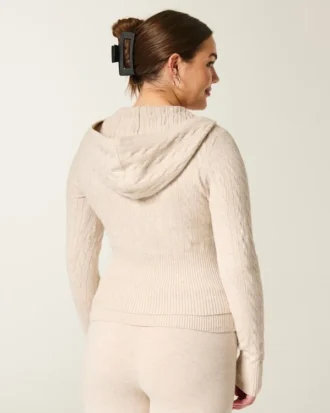 Camisola com capuz e fecho de correr em malha trançada da Gilly Hicks