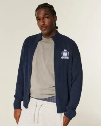 Camisola com fecho e emblema descontraída