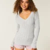 Camisola com gola em V e malha trançada