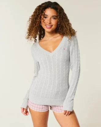 Camisola com gola em V e malha trançada